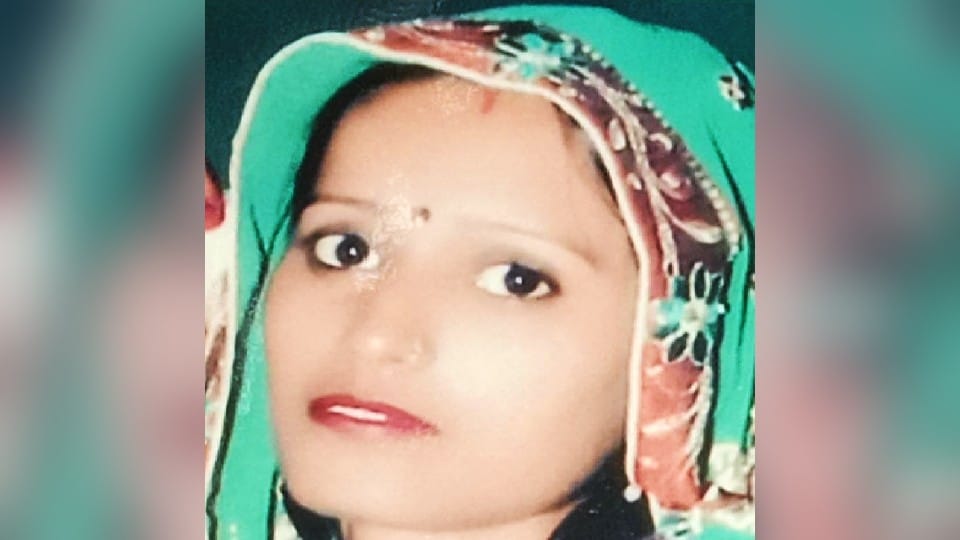 Woman dead body found hanging before Karva Chauth in Agra