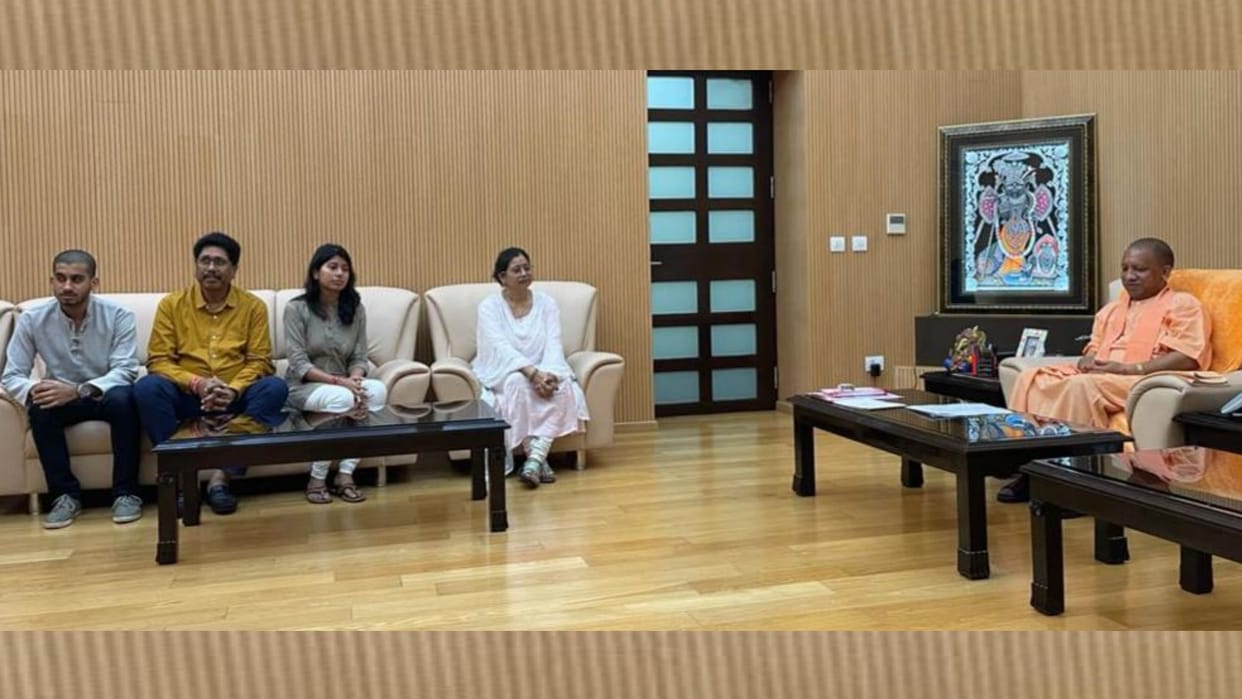 CM Yogi Adityanath meets to family of late Raju Srivastava.