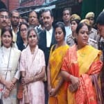 वाराणसी कोर्ट के बाहर वादी महिलाएं