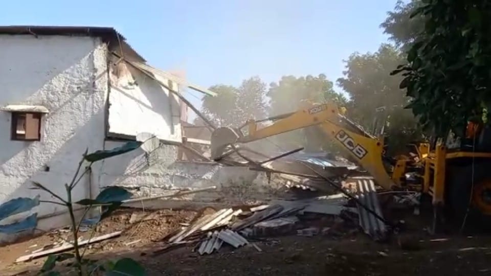Ratlam: Administration's bulldozers run on 29 dhabas involved in drug trade in Ratlam