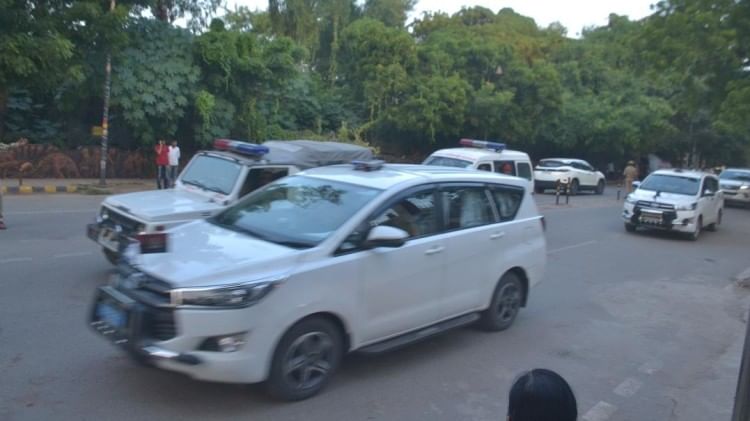 Varanasi: एयरपोर्ट जा रहे मुख्यमंत्री की फ्लीट का रास्ता अचानक बदला, ऐसा भी क्या हुआ था वाराणसी में सीएम योगी की फ्लीट