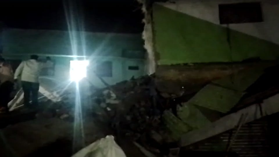 Three storey building collapses in Aligarh rescue work underway
