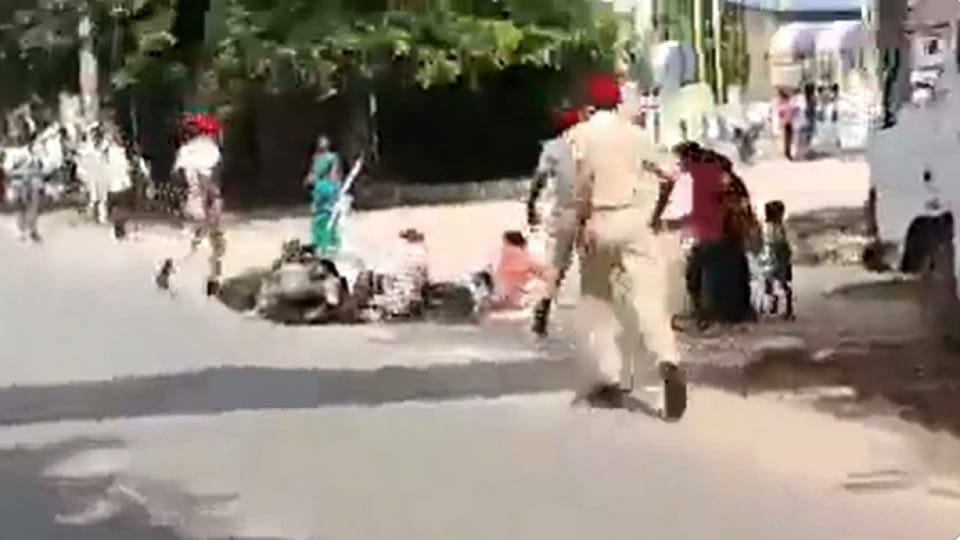 Traffic Police Constable Pushes Two Men on Ground From Moving Scooty For Not Wearing Helmet