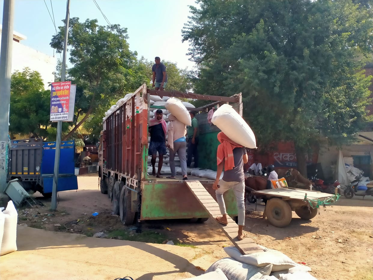 Farmers upset due to closure of government procurement, markets are selling at throwaway prices