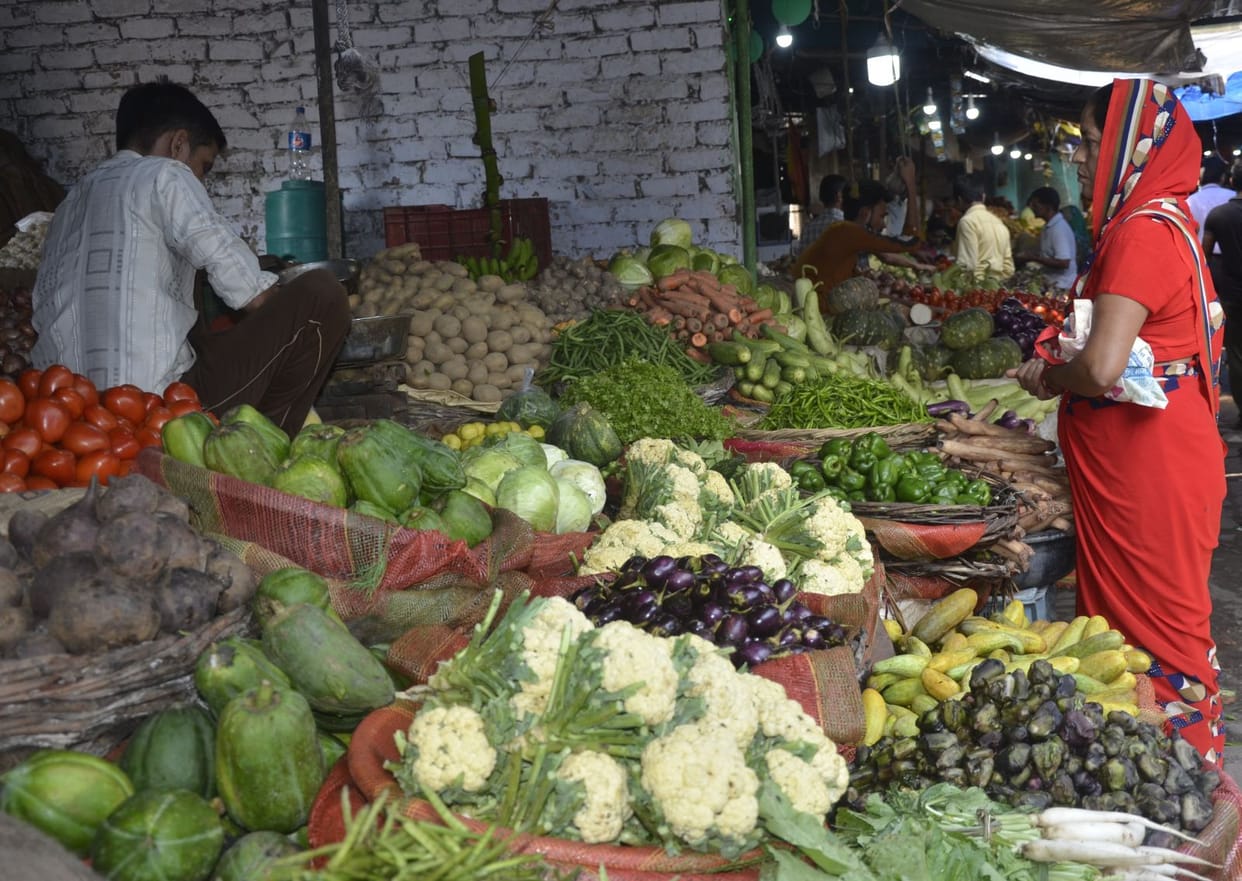 ,Five days of rain increased the prices of vegetables
