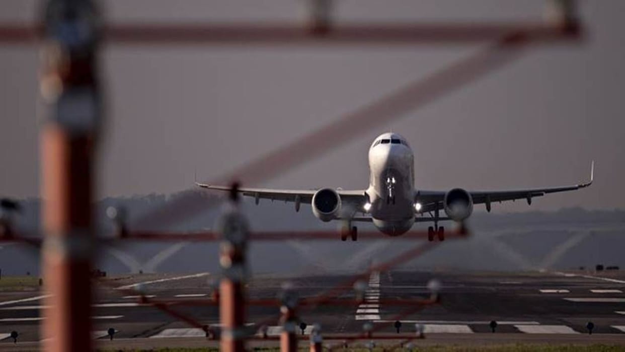 Bomb Threat in Moscow to Delhi Flight Emergency Landing Security Checking in flight News in Hindi
