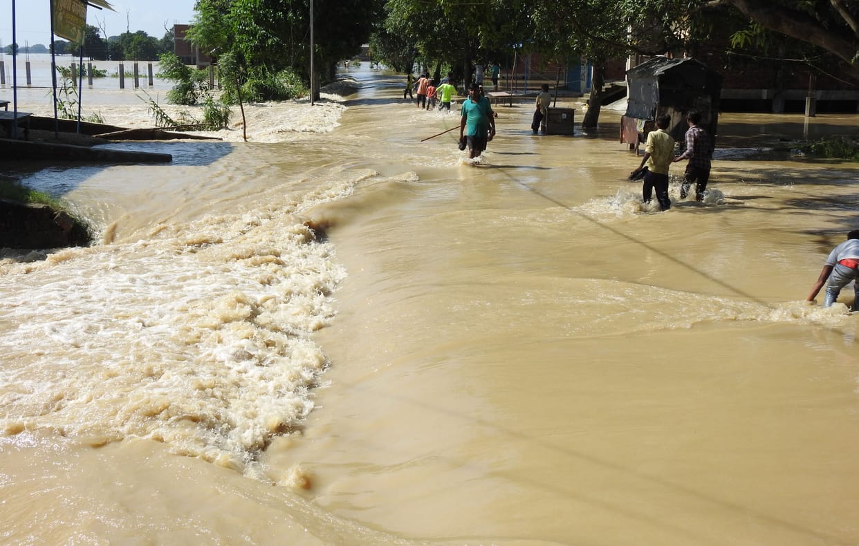 people closed in house due to water entered in villeges