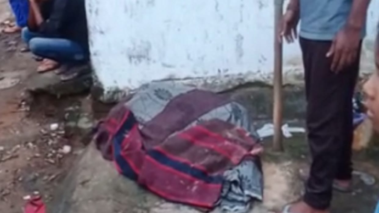 young man stealing coal from goods train scorched by high tension wire in chhattisgarh korba