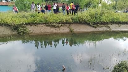 Dead Body found  flowing in Varuna river in varanasi police buried without post-mortem and identification