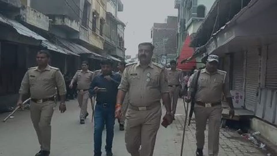 katha vachak was assaulted in Soroji people furious market was closed