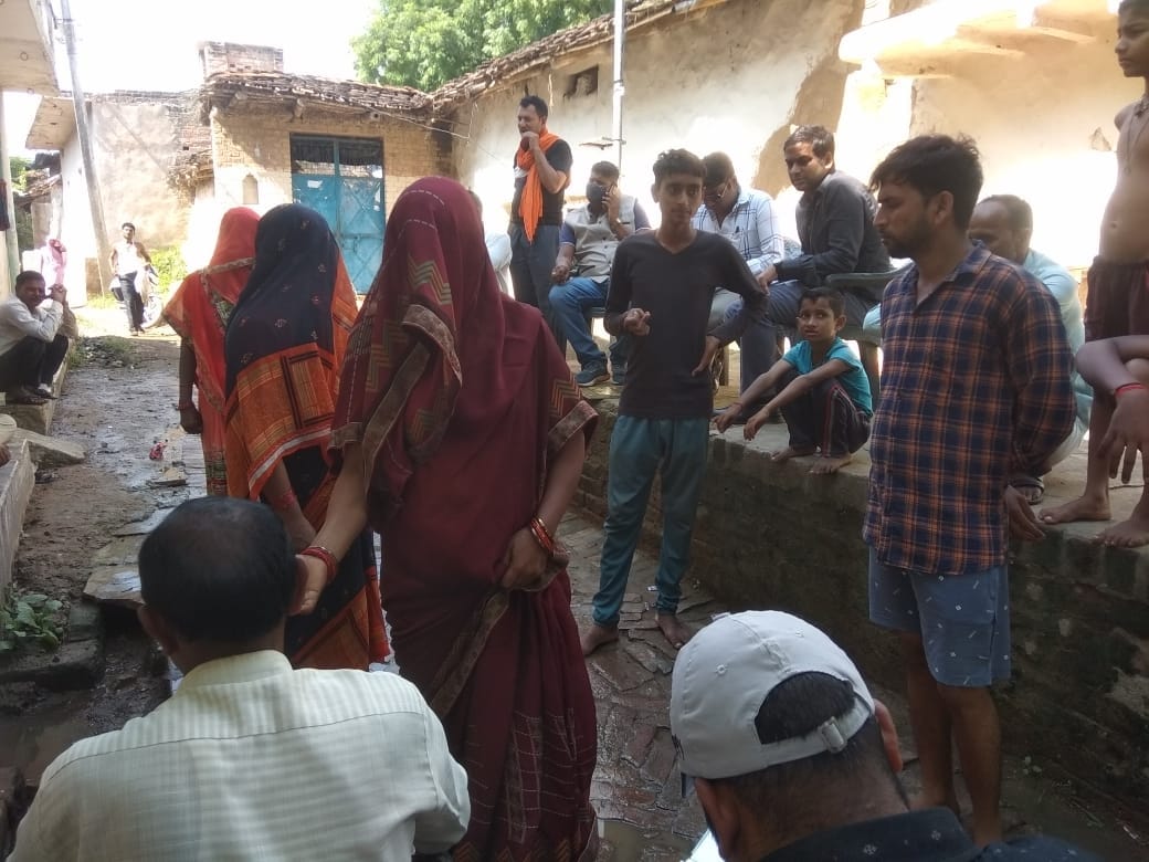 Banda: Health team took blood samples of 87 people in Narayanpur village