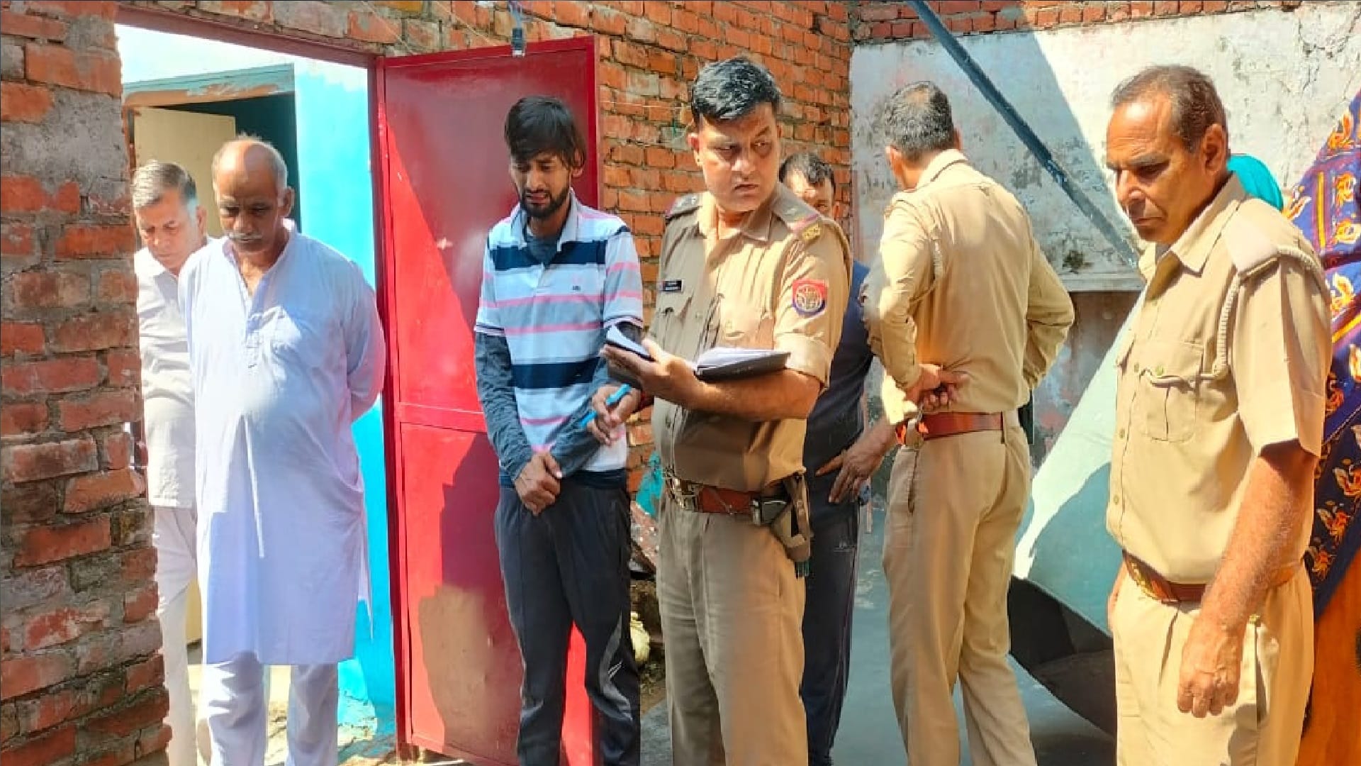 Woman s body found in closed house in Modinagar Ghaziabad child crying near dead body