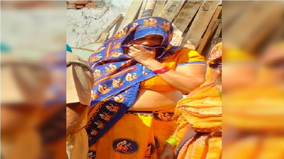 Woman s body found in closed house in Modinagar Ghaziabad child crying near dead body