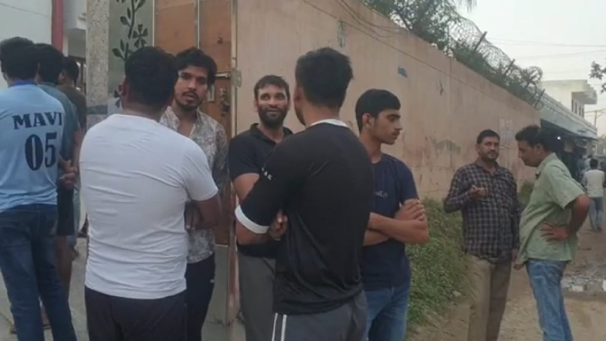 landlord opened fire after Seeing suspicious people on the roof of the house in Ghaziabad