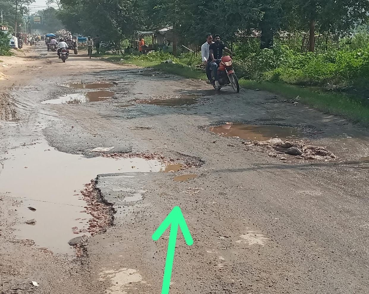 Hathras: Danger at step by step from potholes in Hathras-Jalesar road