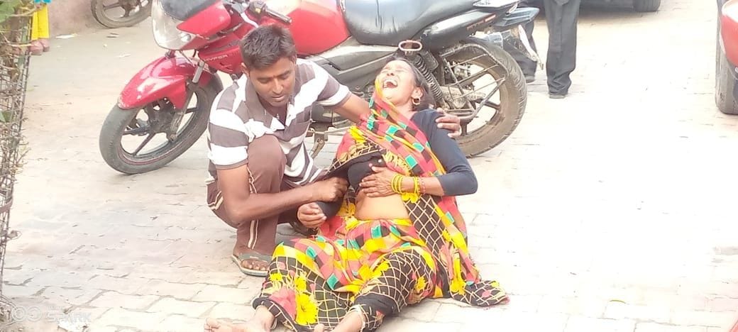Hathras: Bike rider dies due to canter collision, wife and son injured