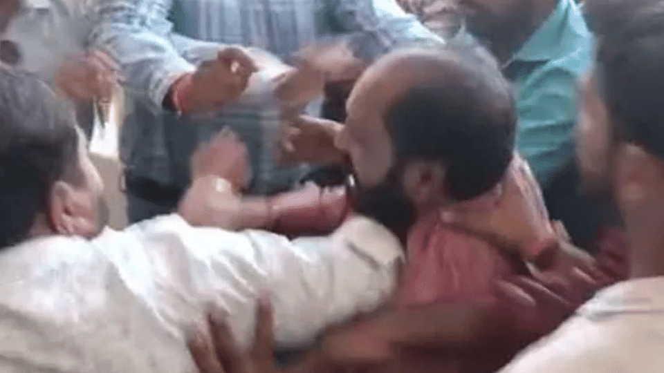 Indore News: Safai workers beat up BJP councilor's husband in police station, misbehaved with female sweeper