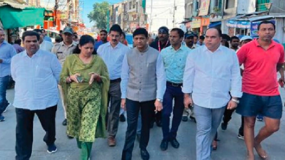 Indore Mayor did not let the footpath shopkeepers spoil Diwali
