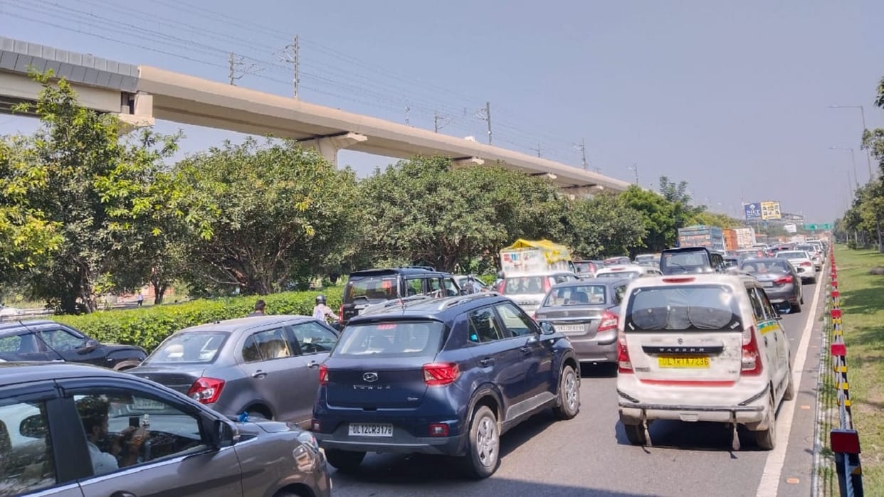 Long jam on Noida Greater Noida Expressway in Greater Noida