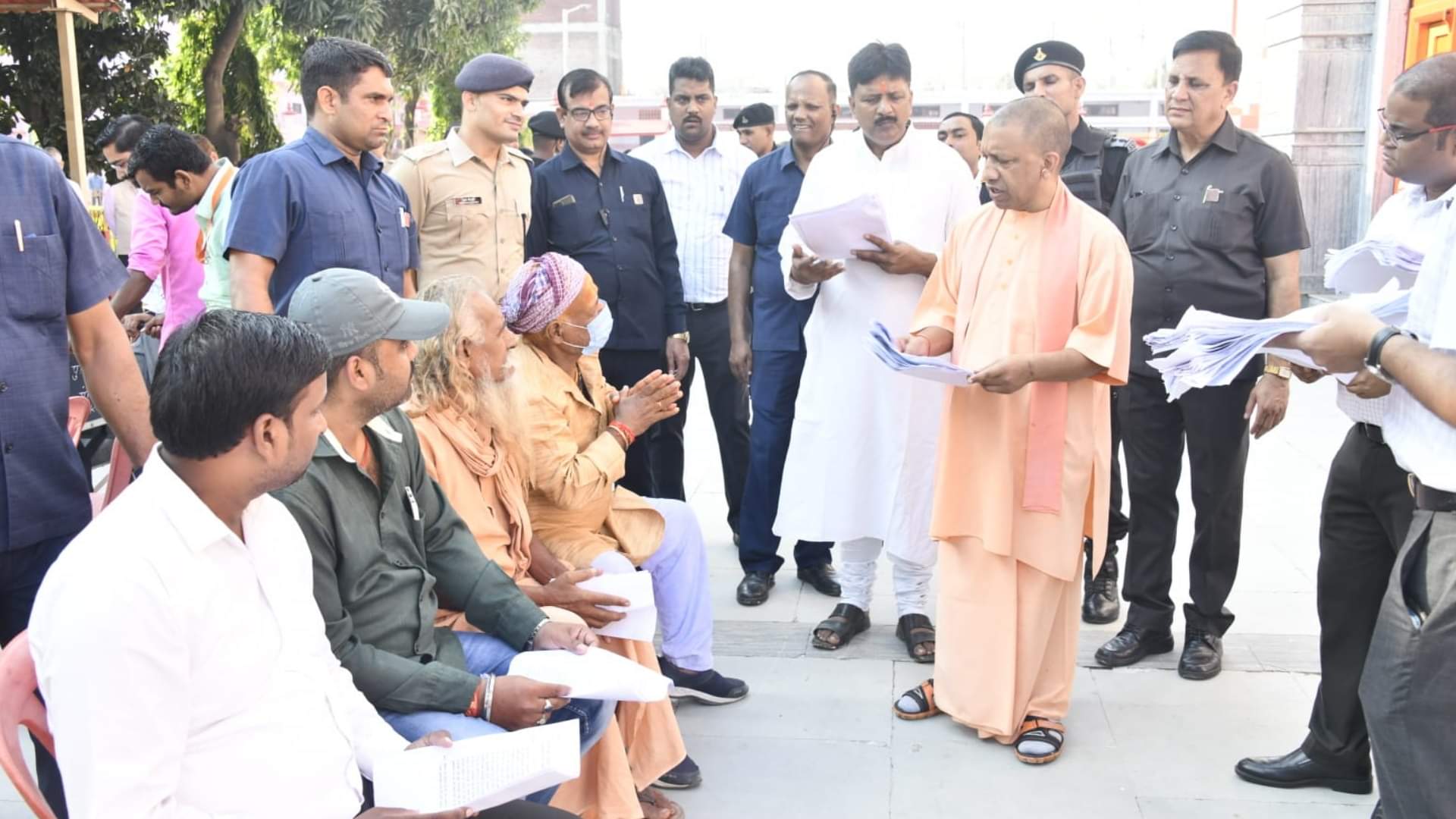 जनता दरबार में सीएम योगी ने सुनी फरियाद।