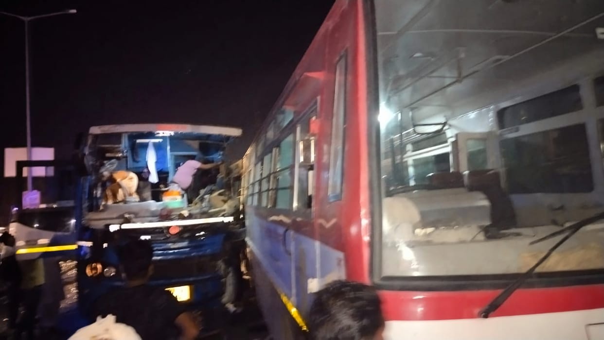 Road Accident in jaunpur one killed and 20 injured after private bus hit roadways bus