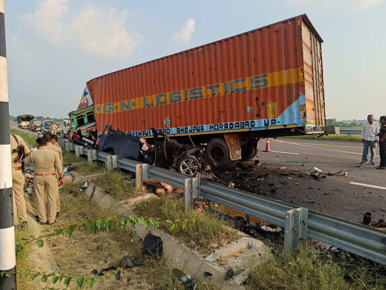 Sultanpur Accident: Four killed in a collision between a container and a car on Purvanchal Expressway