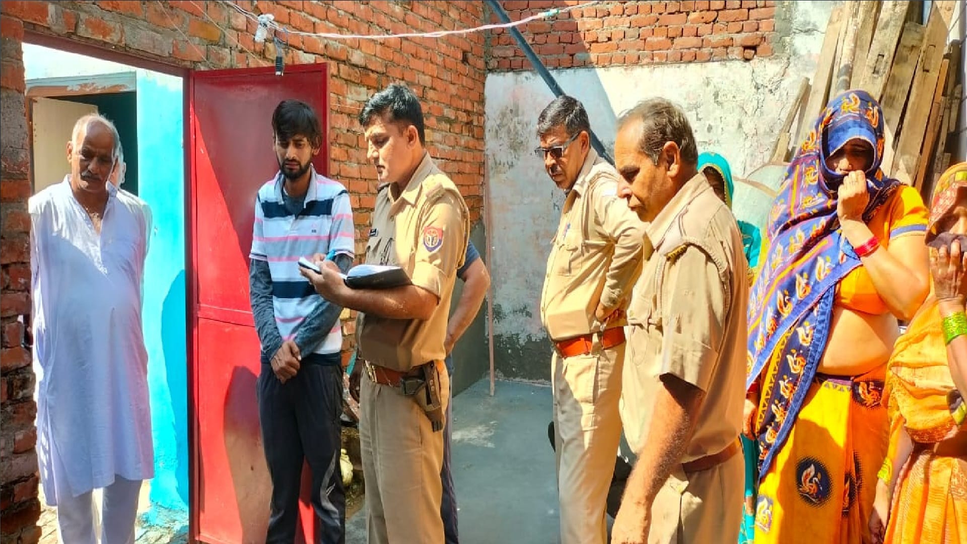 Woman s body found in closed house in Modinagar Ghaziabad child crying near dead body