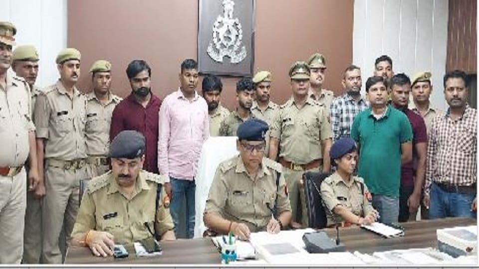 Four vicious crooks who cheated by changing debit cards arrested in mathura