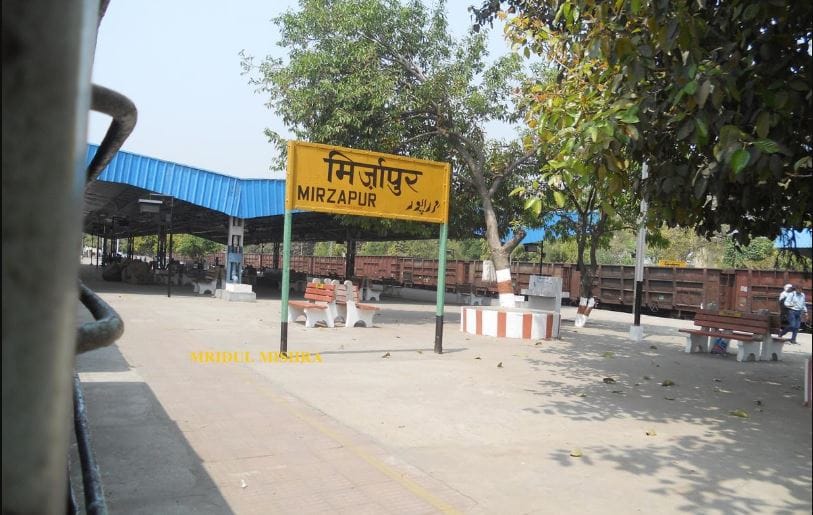 RPF constable caught on charges of making illegal recovery by keeping staff in mirzapur t