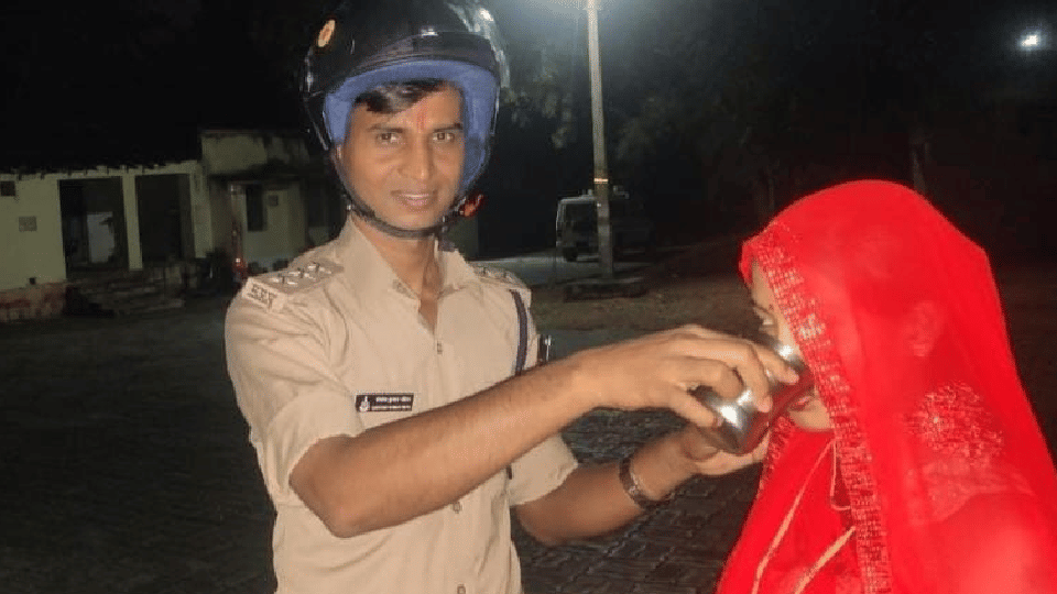 Newari DSP KarwaChowth Fast Helmet Awareness Offered Water To His Wife