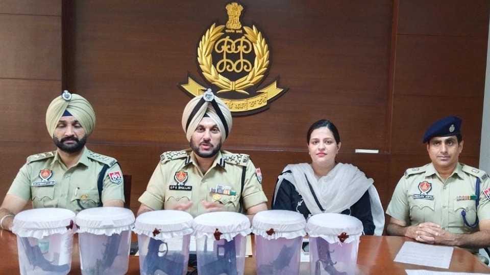 Punjab Police caught a consignment of weapons comes from Pakistan