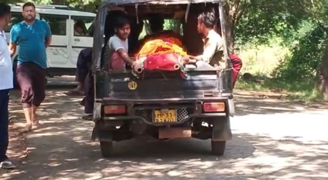 शिवपुरी में नवविवाहिता के शव को श्मशान से पोस्टमॉर्टम के लिए ले जाया गया।