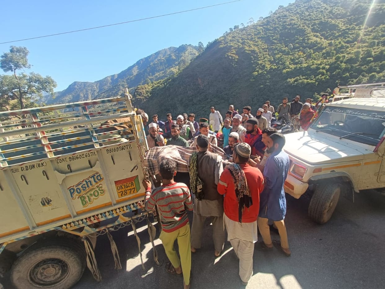 Dehradun Accident News: pickup vehicle fall into ditch in tiuni two people died