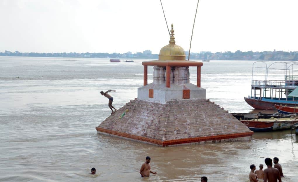 water level of Ganga giving tension varanasi to ballia due to  long wait for cremation in Kashi