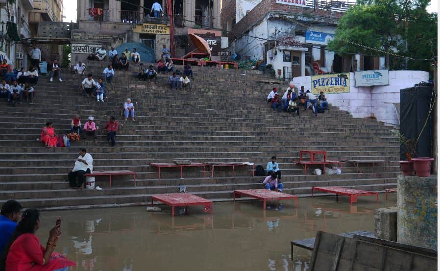 water level of Ganga giving tension varanasi to ballia due to  long wait for cremation in Kashi