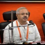 Prayagraj News : संघ की राष्ट्रीय कार्यकारिणी की बैठक के संबंध में जानकारी देते पदाधिकारी।