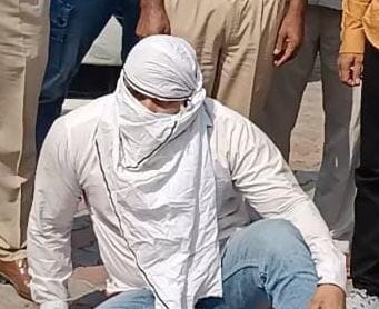 Fake sub inspector used to cheat by making a fake police party