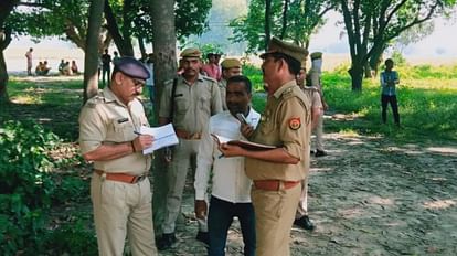जांच के लिए मौजूद पुलिसकर्मी।