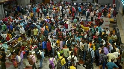 Varanasi: होली के बाद ट्रेनों और बसों में उमड़ी भीड़, किसी को सीट मिली तो किसी को खड़े-खड़े करनी पड़ी यात्रा वाराणसी कैंट स्टेशन पर भीड़