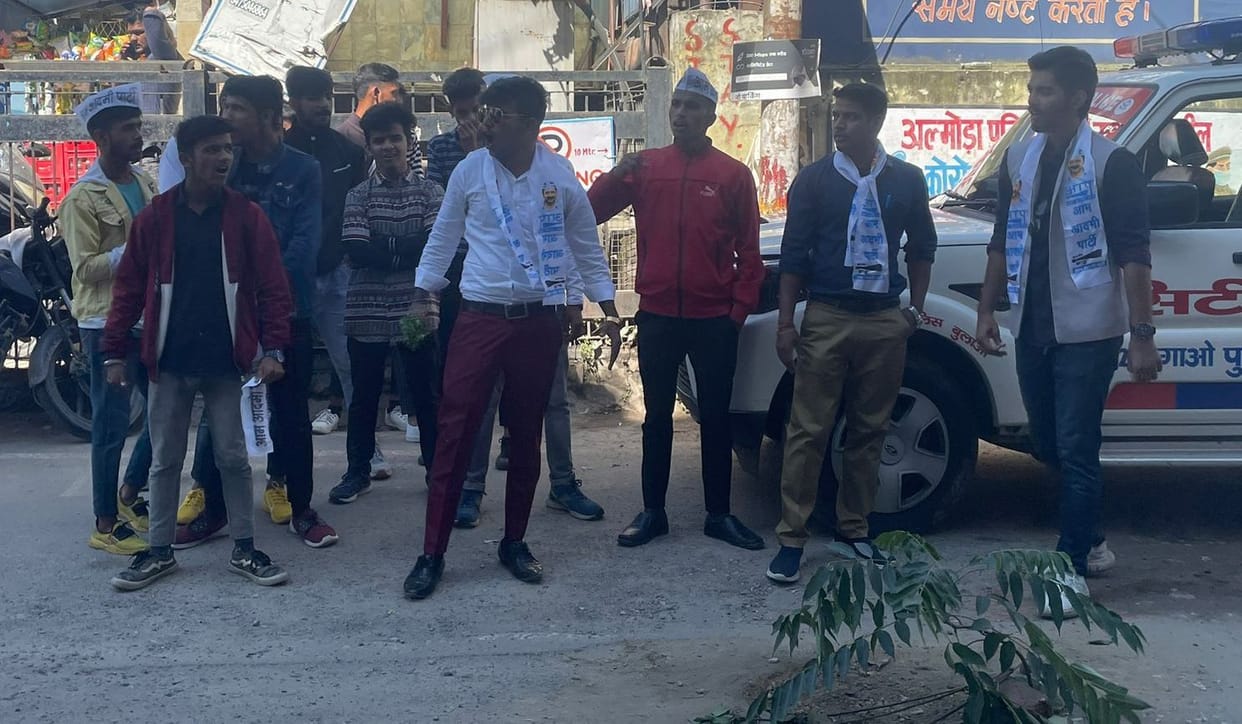 AAP workers Protest over Pothholes
