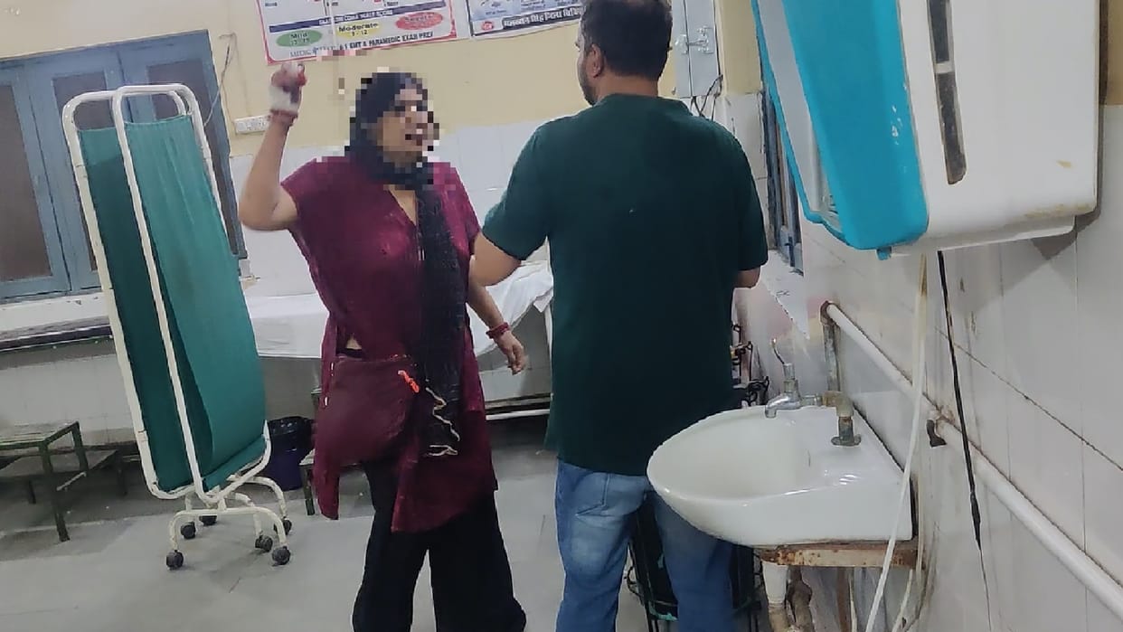 woman who came to meet lover in Aligarh created a ruckus by cutting vein of her hand