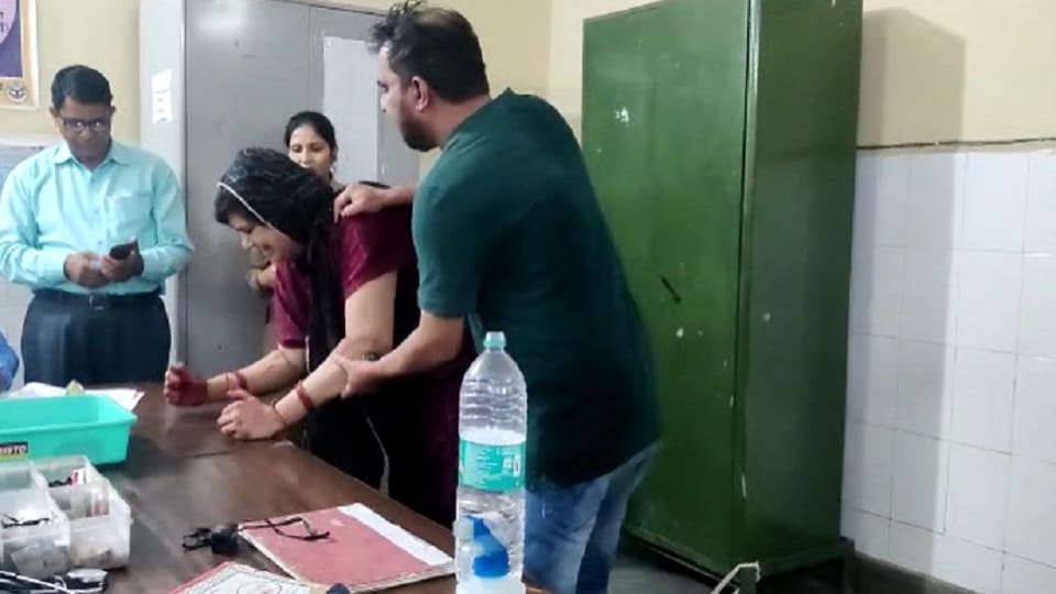 woman who came to meet lover in Aligarh created a ruckus by cutting vein of her hand
