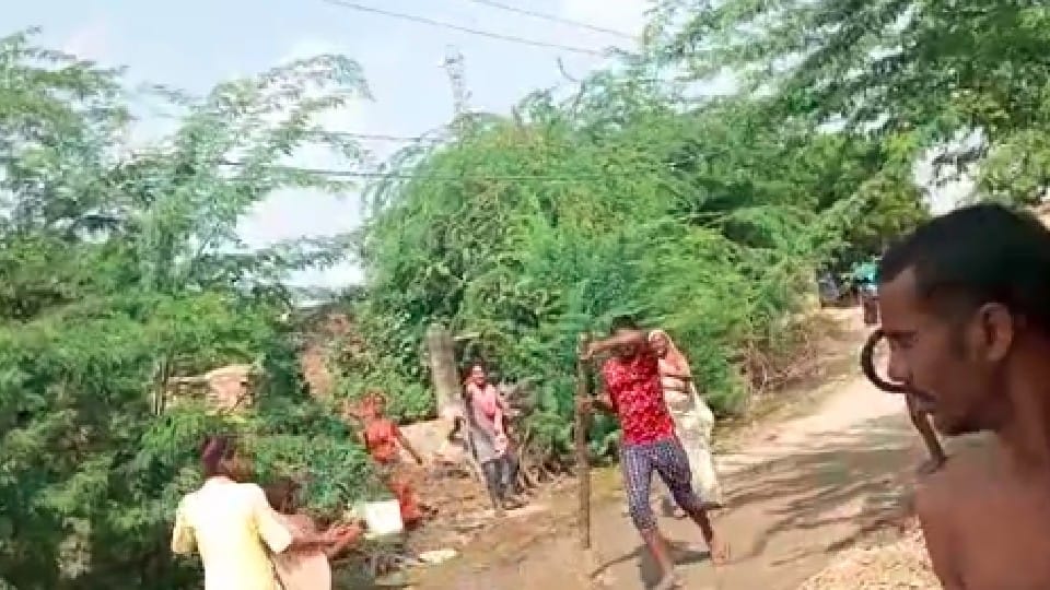 डॉक्टर को मारने के लिए लाठी लेकर दौड़ता आया रोहित।