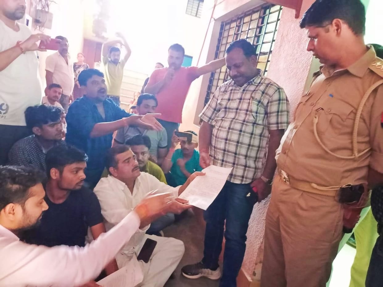 Banda: People enraged by dirt and water logging surrounded the EO office