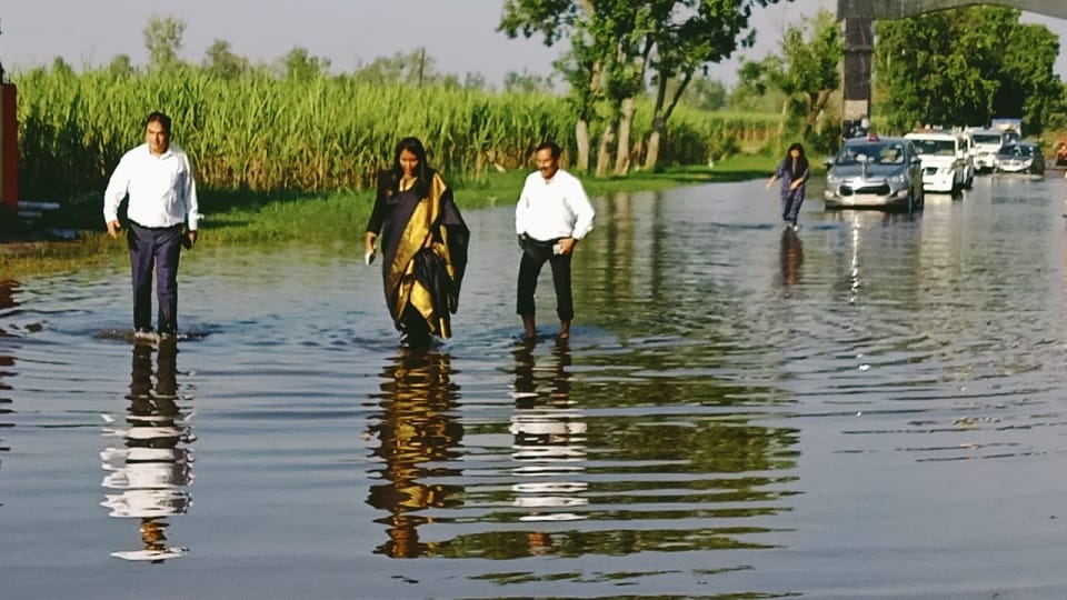 Divisional commissioner and CDO walked in two feet deep water on the fair route in the Garh