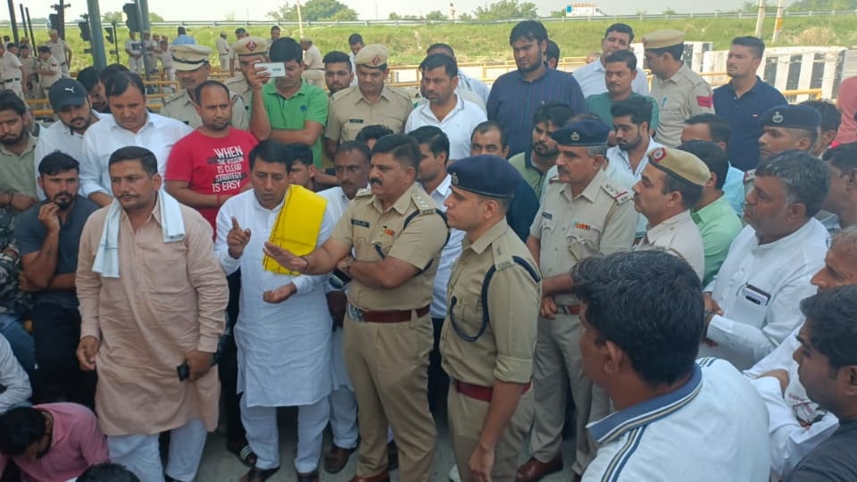 Protest against police action in fight at toll plaza of KMP Expressway near Badli