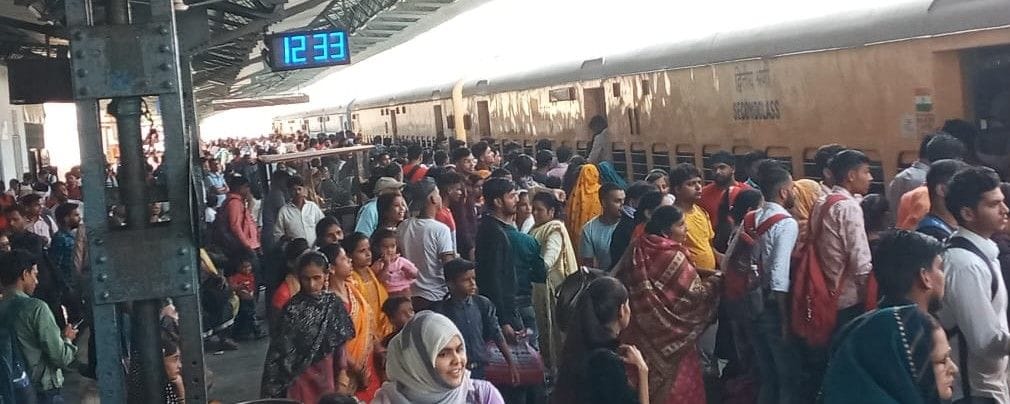 Hathras: Crowd gathered from railway station to bus stand