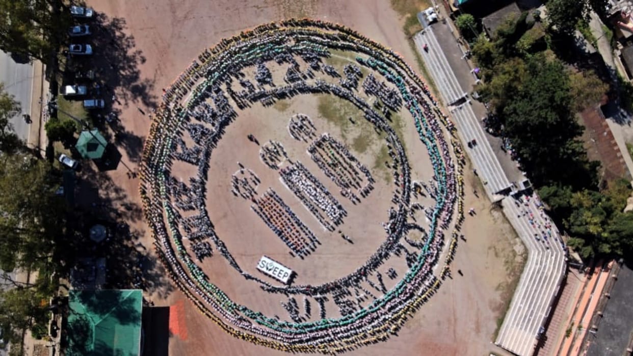 7,000 students from 15 schools formed a human chain and gave the message of voting