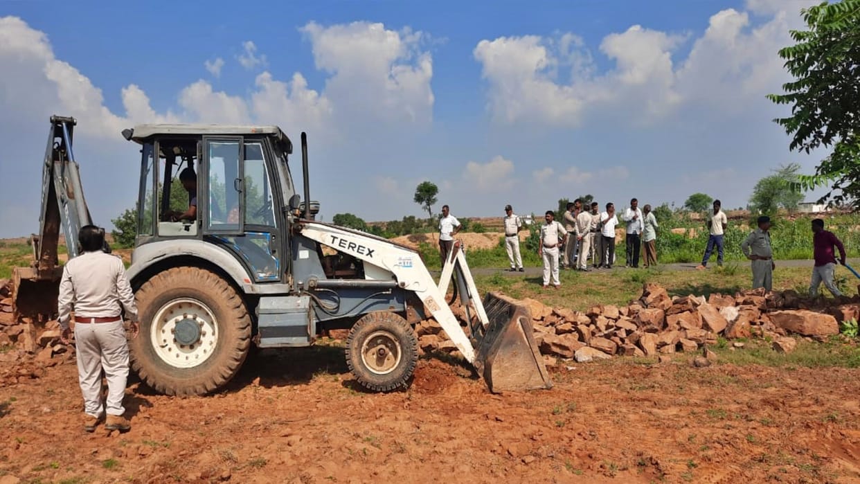 Illegal encroachment of accused of murder was brought down by police in Damoh