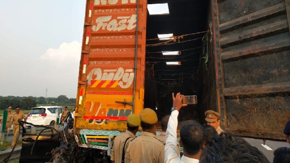 bmw accident on purvanchal expressway viral video news in hindi